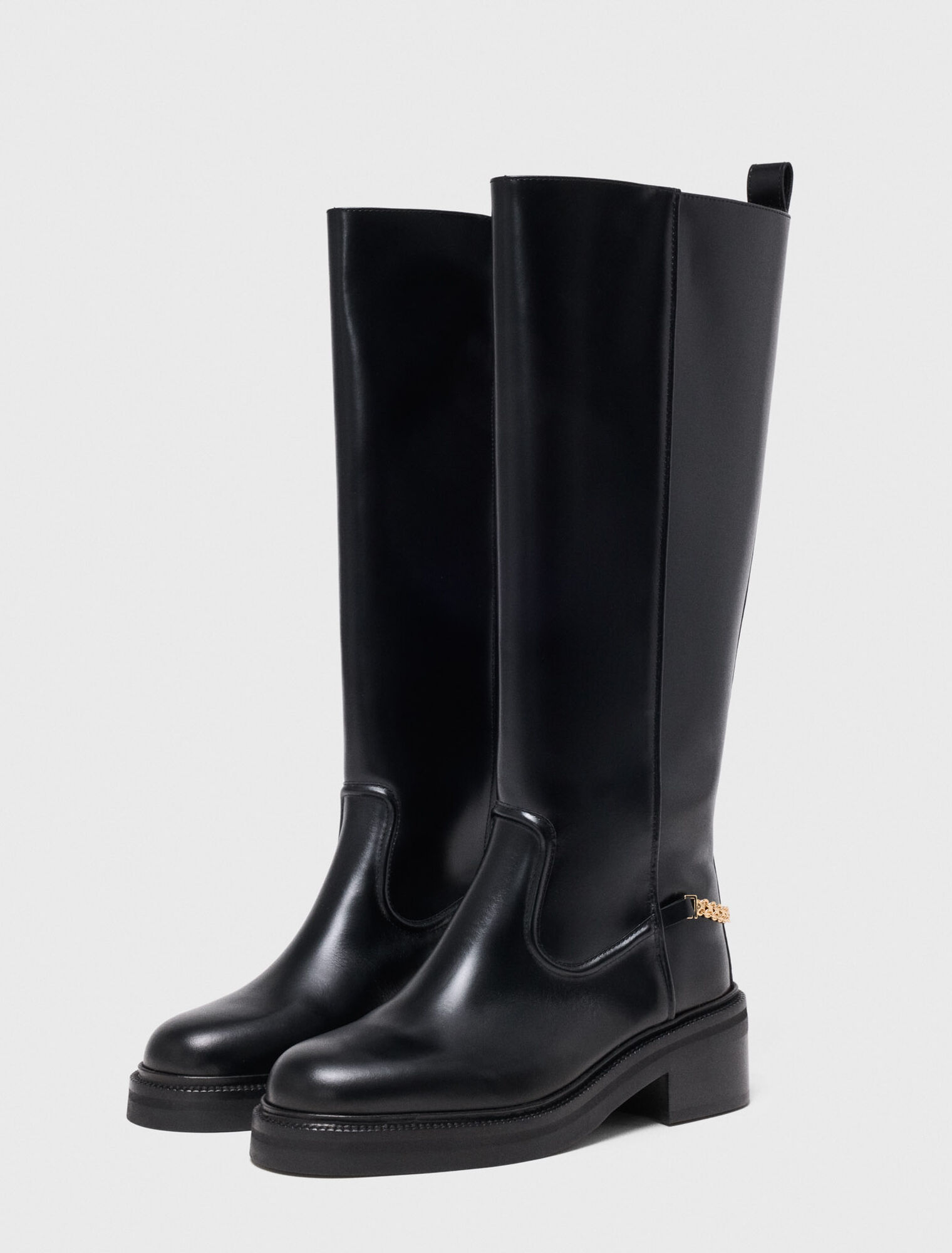 Flat leather boots with chain
