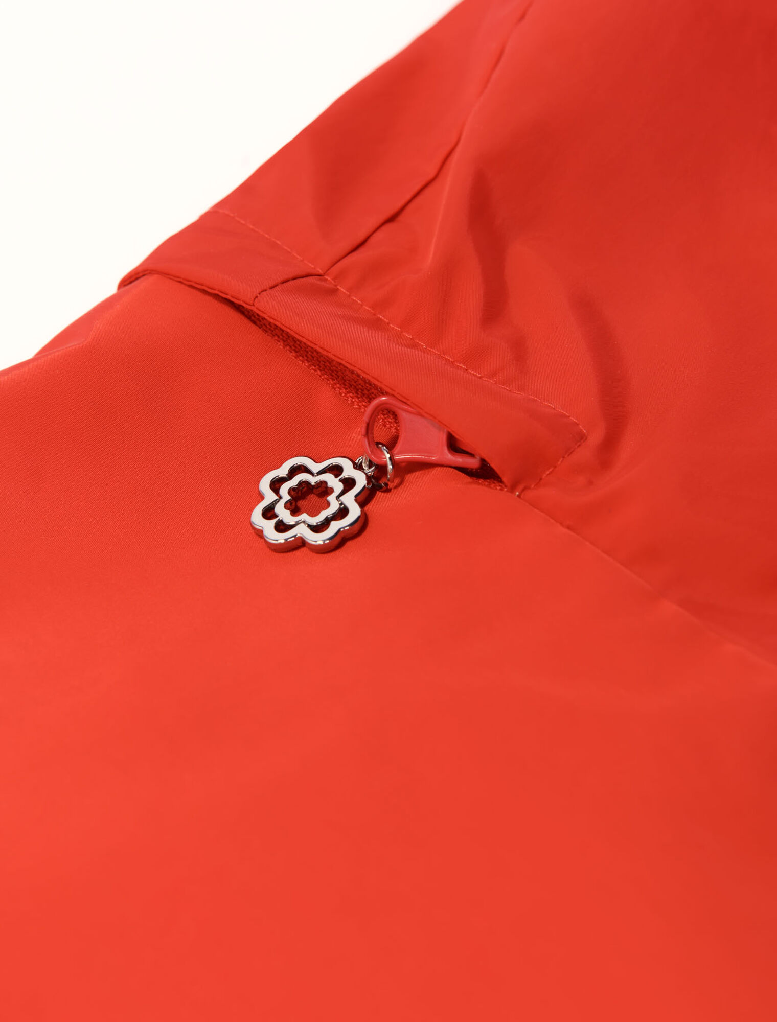 Retractable scarf hood Retractable scarf hood