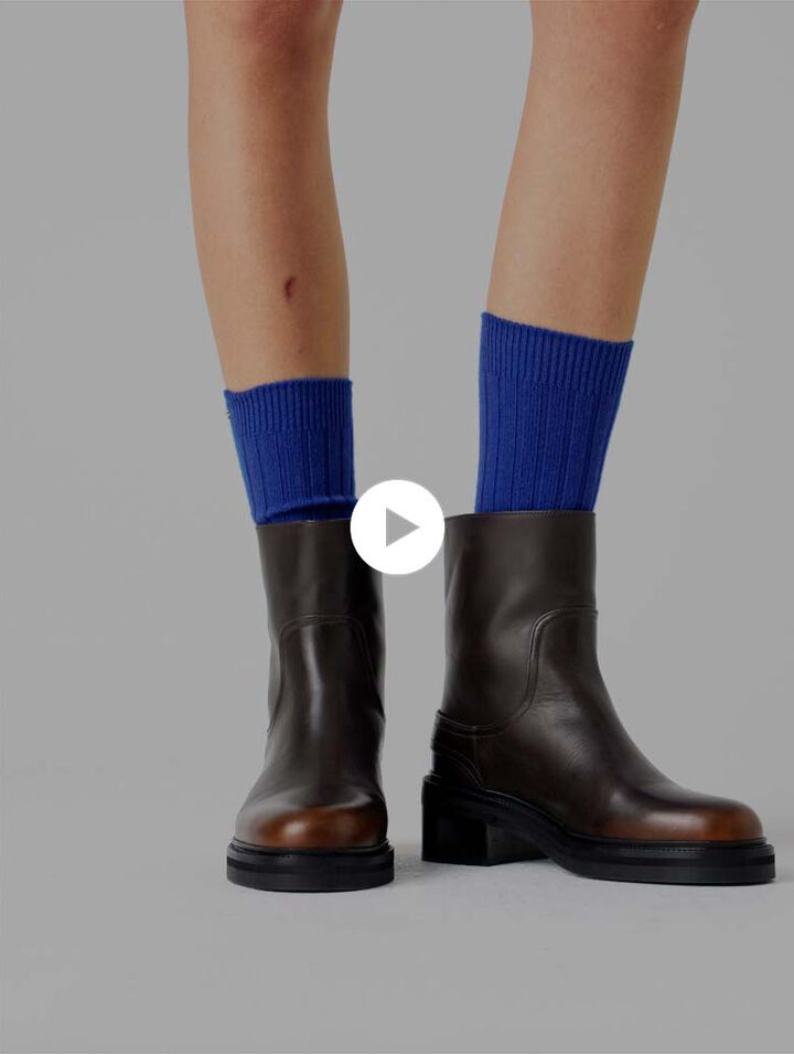 Flat leather ankle boots