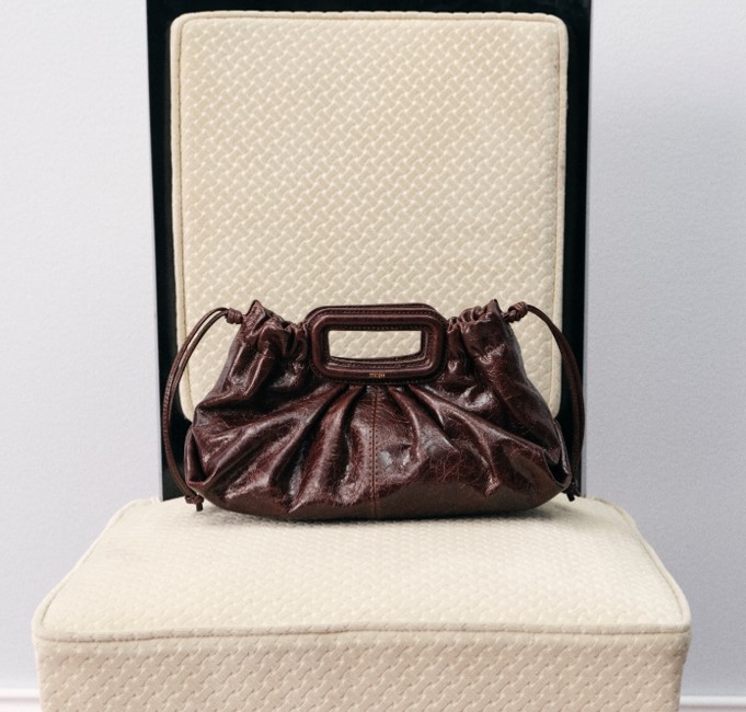Sac Milpli Maje posé sur une chaise