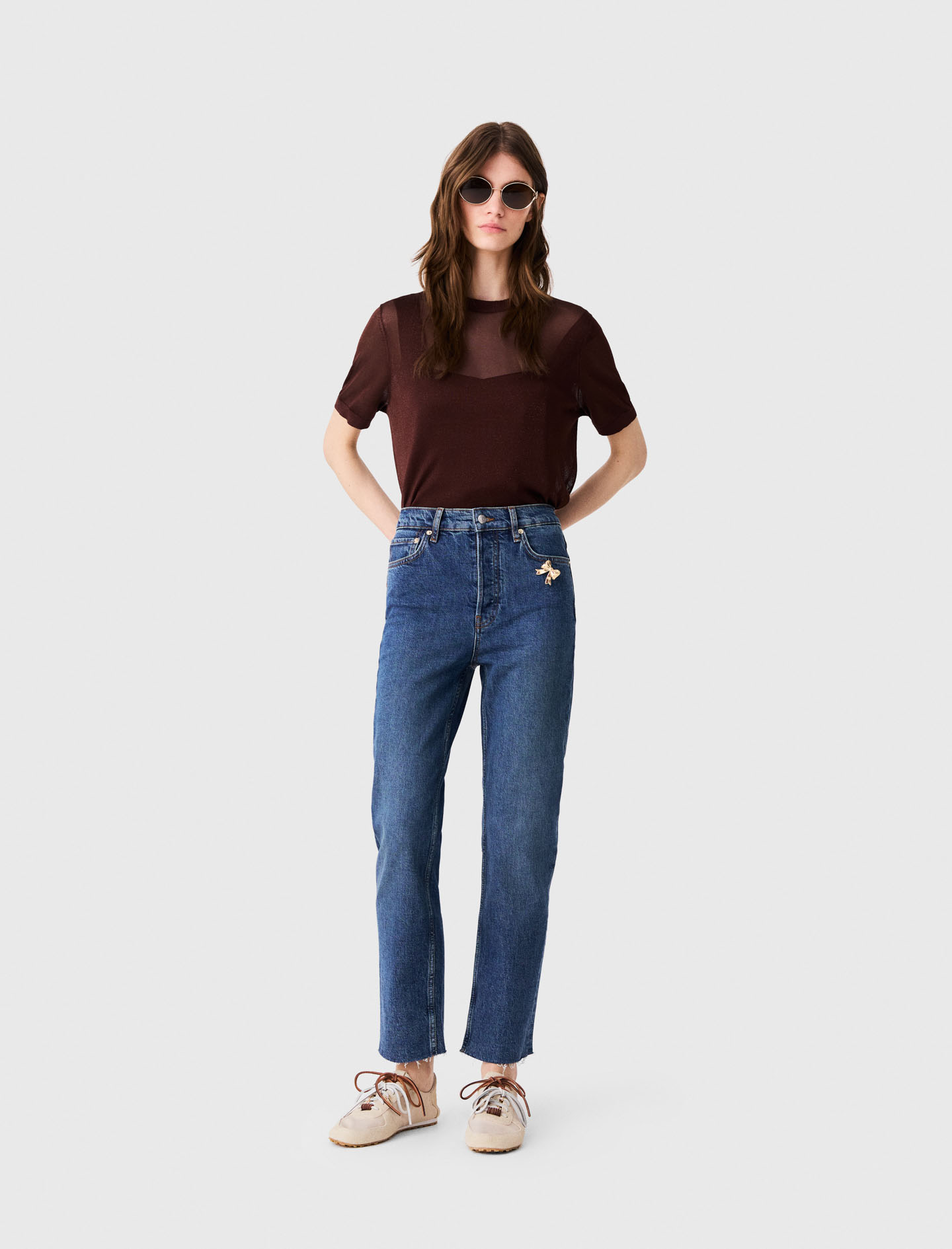 Skinny jeans with brooch