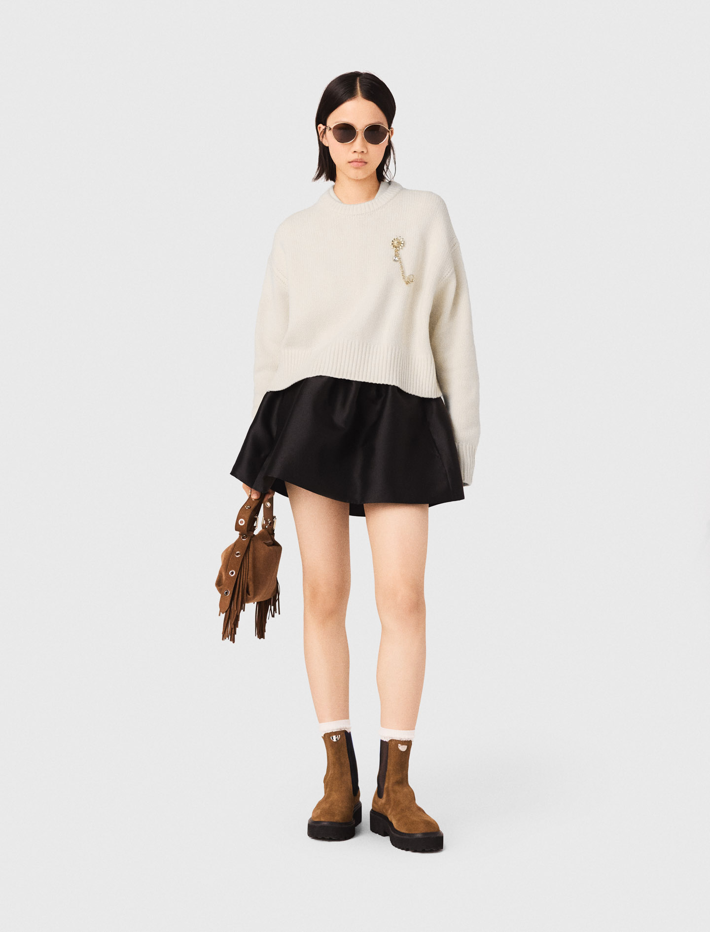 Jumper with floral brooch